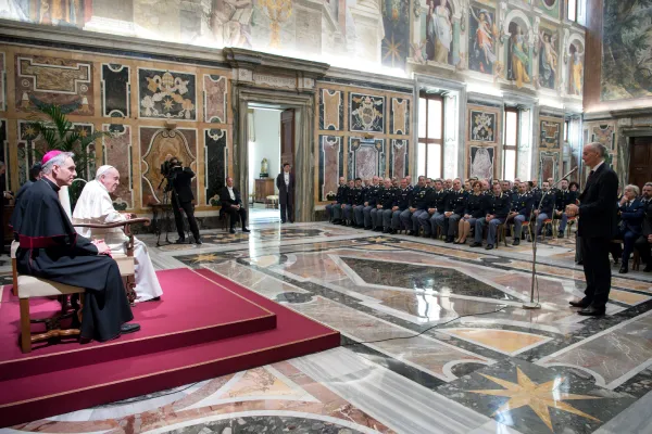 Papa Francesco incontra i dirigenti e al Personale dell'Ispettorato di Pubblica Sicurezza presso il Vaticano, Sala Clementina, Palazzo Apostolico Vaticano, 26 marzo 2018 / Vatican Media / ACI Group