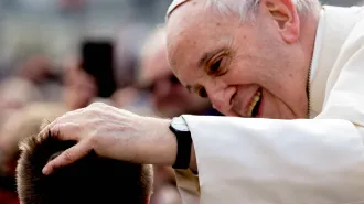 Il Papa : “Facciamo maturare ogni giorno i frutti della Messa”. E saluta Benedetto XVI