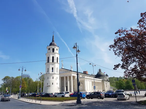 Cattedrale di Vilnius | La piazza davanti la cattedrale di Vilnius, dove Papa Francesco presiederà l'incontro con i giovani il 22 settembre | AG / ACI Group