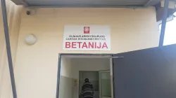 L'ingresso del Centro Betanija a Vilnius / Andrea Gagliarducci / ACI Stampa