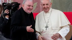 Papa Francesco e Kiko Arguello, fondatore del Cammino Neocatecumenale, all'incontro per i 50 anni del Cammino, Tor Vergata, Roma, 5 maggio 2018 / Daniel Ibanez / ACI Group
