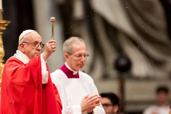 Papa Francesco durante la celebrazione di una Messa  / Daniel Ibanez / ACI Group