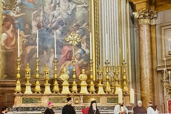 Il Patriarca Bartolomeo nella Basilica dei Santi Apostoli. Alla sua destra, l'arcivescovo Angelo de Donatis, vicario del Papa per la diocesi di Roma, che diventerà cardinale nel concistoro del 29 giugno 2018 / AG / ACI Stampa