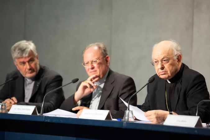 Conferenza Stampa Episcopalis Communio | Il Cardinale Baldisseri, l'arcivescovo Fabene, il professor Vitali nella conferenza stampa del costituzione 