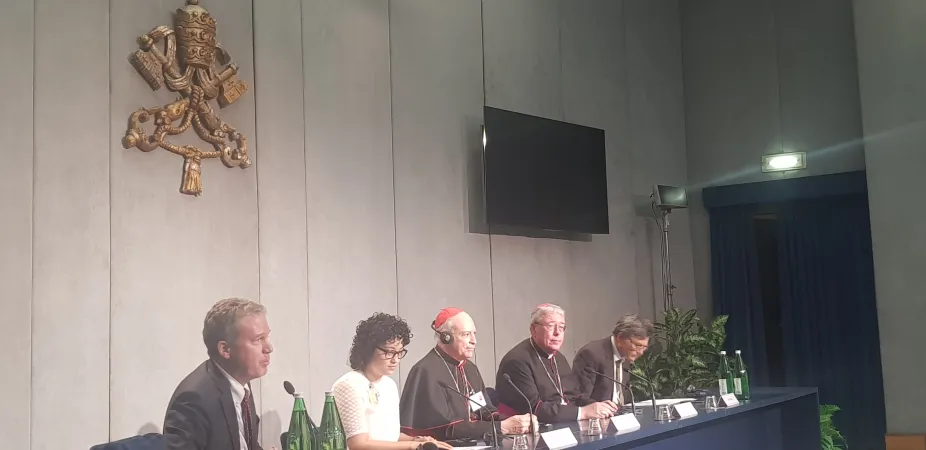 Briefing del 10 ottobre 2018 | Il briefing sul Sinodo 2018 del 10 ottobre, da sinistra a destra: Greg Burke, direttore della Sala Stampa Vaticana; Briana Santiago, uditore; il Cardinale Aguiar Retes, arcivescovo di Città del Messico; l'arcivescovo Hollerich, di Lussemburgo | AG / ACI Stampa