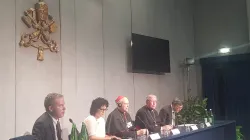 Il briefing sul Sinodo 2018 del 10 ottobre, da sinistra a destra: Greg Burke, direttore della Sala Stampa Vaticana; Briana Santiago, uditore; il Cardinale Aguiar Retes, arcivescovo di Città del Messico; l'arcivescovo Hollerich, di Lussemburgo / AG / ACI Stampa