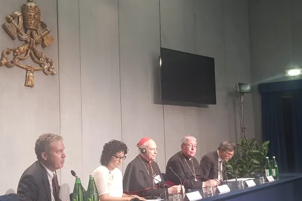 Il briefing sul Sinodo 2018 del 10 ottobre, da sinistra a destra: Greg Burke, direttore della Sala Stampa Vaticana; Briana Santiago, uditore; il Cardinale Aguiar Retes, arcivescovo di Città del Messico; l'arcivescovo Hollerich, di Lussemburgo / AG / ACI Stampa
