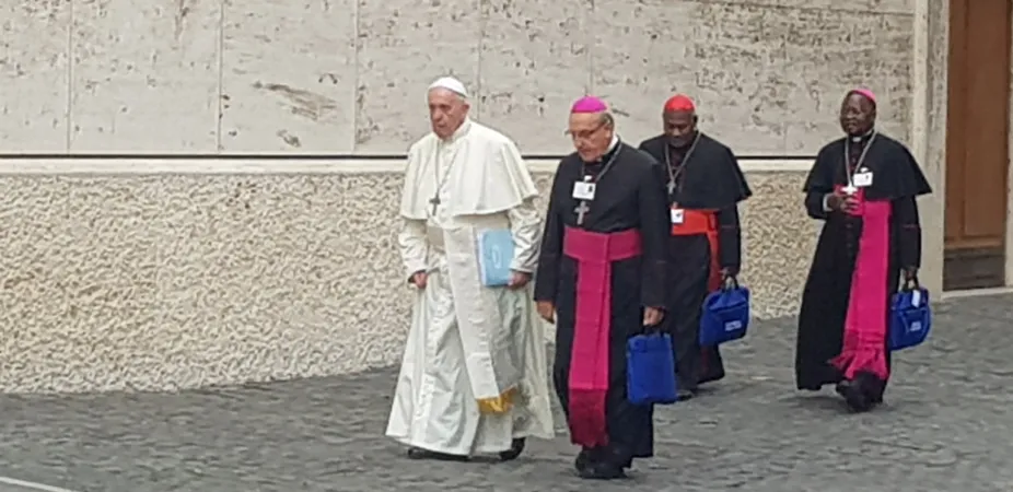 Arcivescovo Kondrusiewicz e Papa Francesco | L'arcivescovo Kondrusiewicz accompagna Papa Francesco al Sinodo dei vescovi, Città del Vaticano, 11 ottobre 2018 | AG / ACI Group