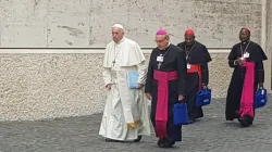 L'arcivescovo Kondrusiewicz accompagna Papa Francesco al Sinodo dei vescovi, Città del Vaticano, 11 ottobre 2018 / AG / ACI Group
