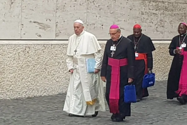 L'arcivescovo Kondrusiewicz accompagna Papa Francesco al Sinodo dei vescovi, Città del Vaticano, 11 ottobre 2018 / AG / ACI Group