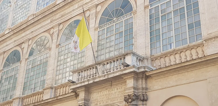 La bandiera della Santa Sede su un balcone della Segreteria di Stato vaticana | AG / ACI Stampa
