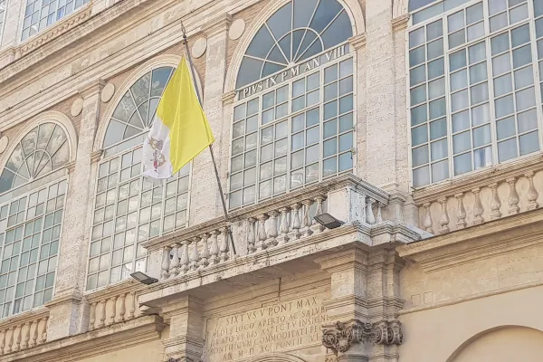 La bandiera della Santa Sede su un balcone della Segreteria di Stato vaticana / AG / ACI Stampa