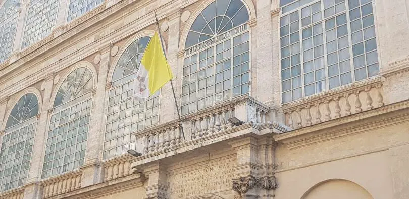 La bandiera della Santa Sede sul Palazzo Apostolico Vaticano | AG / ACI Stampa