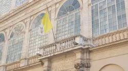La bandiera della Santa Sede su un balcone della Segreteria di Stato vaticana
 / AG / ACI Group