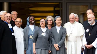 Sinodo2018, Papa Francesco regala "Docat" ai giovani uditori