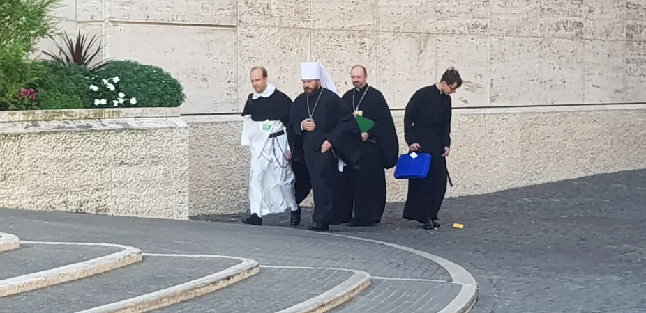 Il metropolita Hilarion arriva al Sinodo dei vescovi, accompagnato da padre Dustivelle, del Pontificio Consiglio di Promozione per l'Unità dei Cristiani, 18 ottobre 2018 | AG / ACI Stampa