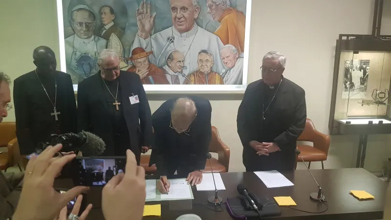 Cardinale Oswald Gracias | Il Cardinale Gracias firma lo statement sul clima, Sala Marconi, Radio Vaticana, 26 ottobre 2018 | AG / ACI Stampa