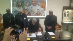 Il Cardinale Gracias firma lo statement sul clima, Sala Marconi, Radio Vaticana, 26 ottobre 2018 / AG / ACI Stampa