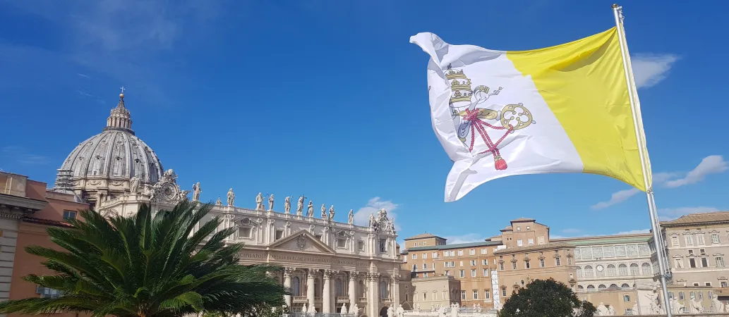 La bandiera della Santa Sede. Sullo sfondo, la Basilica di San Pietro  | AG / ACI Group