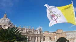 La bandiera della Santa Sede. Sullo sfondo, la Basilica di San Pietro  / AG / ACI Group
