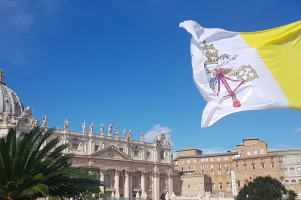 La bandiera della Santa Sede. Sullo sfondo, la Basilica di San Pietro  / AG / ACI Group