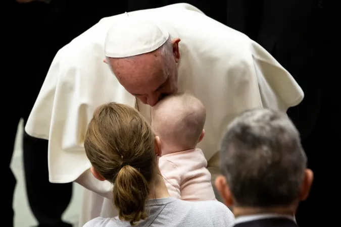 Papa Francesco con un bambino  |  | Daniel Ibanez/ CNA