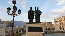La statua dei Santi Cirillo e Metodio sul fiume Vardar, a Skopje / AG / ACI Group