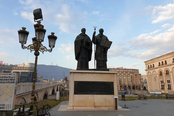 La statua dei Santi Cirillo e Metodio sul fiume Vardar, a Skopje / AG / ACI Group