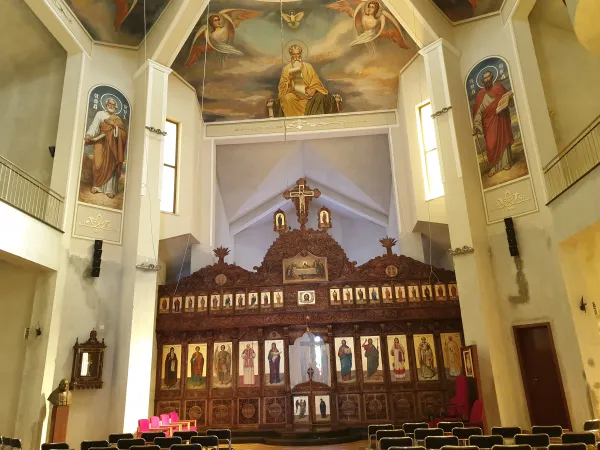 Chiesa di  San Giovanni XXIII a Sofia | L'interno della chiesa di San Giovanni XXIII a Sofia, dove le suore Eucaristine si riuniscono per pregare la Novena della Divina MIsericordia | AG / ACI Group