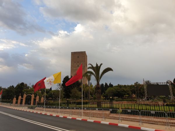Marocco e Santa Sede | Le bandiere di Marocco e Santa Sede davanti la Torre di Hassan  | AG / ACI Stampa