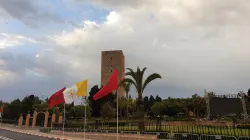 Le bandiere di Marocco e Santa Sede davanti la Torre di Hassan  / AG / ACI Stampa