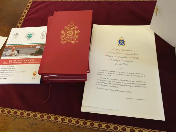 Doni di Papa Francesco | I doni che Papa Francesco generalmente dà ai presidenti in visita dal lui: i cinque documenti del suo pontificato più la dichiarazione di Abu Dhabi e il messaggio per la Giornata Mondiale per la Pace  | AG / ACI Group