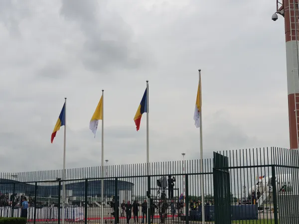 La bandiere di Romania e della Santa Sede  | AG / ACI Group