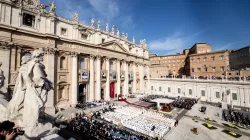 Celebrazione di cinque canonizzazioni in Piazza San Pietro. Al centro il Cardinale John Henry Newman, 13 ottobre 2019 / Daniel Ibanez / ACI Group