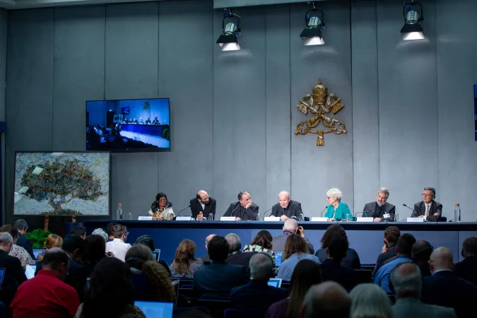 Il briefing del 21 ottobre sul Sinodo speciale per l'Amazzonia. Tra i relatori, il Cardinale Schoenborn e il vescovo Pompili | Daniel Ibanez / ACI Group 