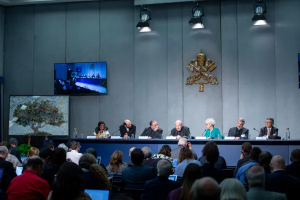 Il briefing del 21 ottobre sul Sinodo speciale per l'Amazzonia. Tra i relatori, il Cardinale Schoenborn e il vescovo Pompili / Daniel Ibanez / ACI Group 