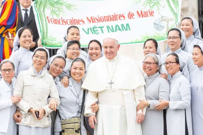 Il Papa e alcune missionarie  |  | Daniel Ibanez / Aci Group 