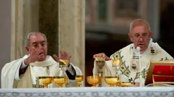 Papa Francesco e il Cardinale De Donatis - Daniel Ibanez CNA
