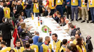 Papa Francesco pranza con i poveri, menu tradizionale e un dono finale