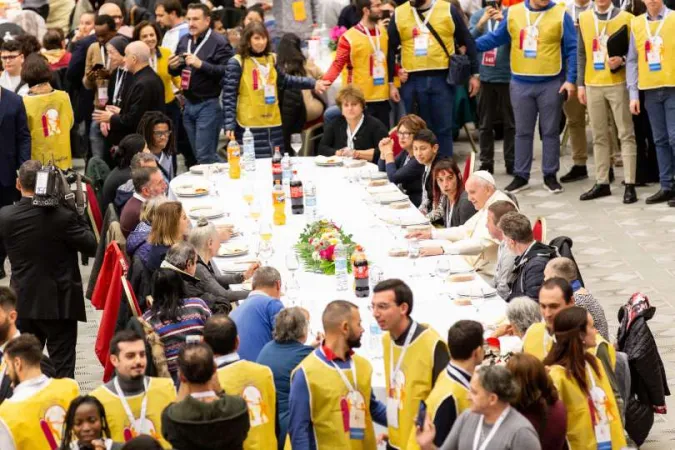 Papa Francesco e i poveri | Papa Francesco durante il pranzo con i poveri nella Giornata Mondiale dei Poveri del 2019 | Daniel Ibanez / ACI Group