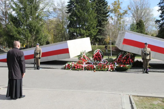 Il vescovo JÓZEF GUZDEK al Memoriale delle vittime di Smolensk nel cimitero militare di Varsavia  |  | ordynariat.wp.mil.pl