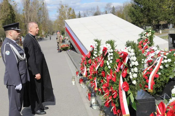 Il vescovo JÓZEF GUZDEK al Memoriale delle vittime di Smolensk nel cimitero militare di Varsavia  |  | ordynariat.wp.mil.pl