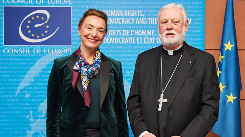 Arcivescovo Gallagher e Buric | Il segretario del Consiglio d'Europa Marija Pejčinović Burić con l'arcivescovo Paul Richard Gallagher, Strasburgo, 7 gennaio 2020 | Council of Europe