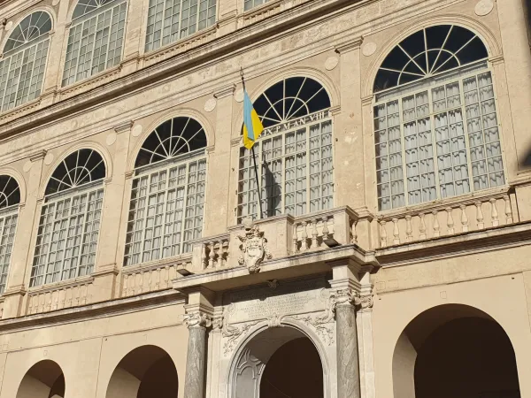 La bandiera ucraina sul Palazzo Apostolico Vaticano | AG / ACI Group