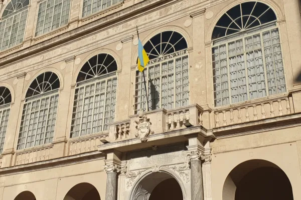 La bandiera ucraina sul Palazzo Apostolico Vaticano / AG / ACI Group