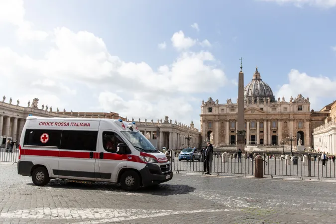 Una ambulanza della Croce Rossa davanti la Basilica di San Pietro | Daniel Ibanez / ACI Group