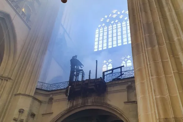 L'interno della cattedrale di Nantes dopo il rogo che la ha colpita il 18 luglio 2020 / catholique.fr