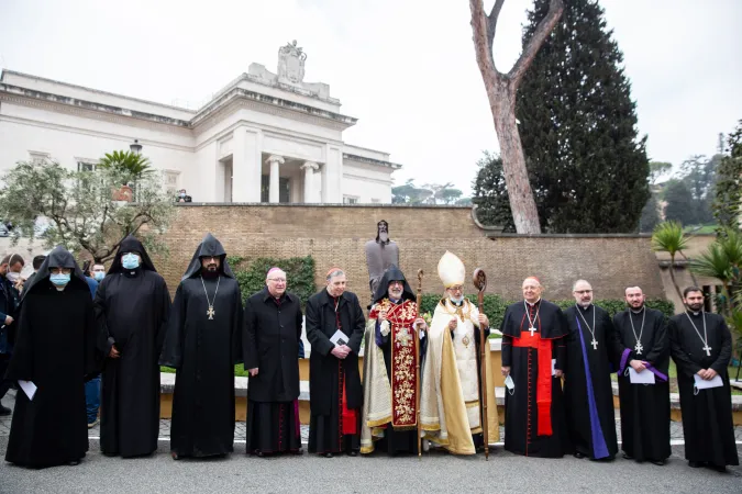 San Gregorio di Narek | I celebranti della preghiera ecumenica presso la statua di San Gregorio di Narek in Vaticano | Daniel Ibanez / ACI Group