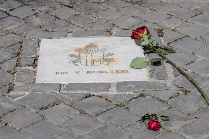 Targa attentato Giovanni Paolo II | La targa che ricorda il luogo dell'attentato a Giovanni Paolo II, avvenuto 40 anni fa | Daniel Ibanez / ACI Group