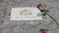 La targa che ricorda il luogo dell'attentato a Giovanni Paolo II, avvenuto 40 anni fa / Daniel Ibanez / ACI Group